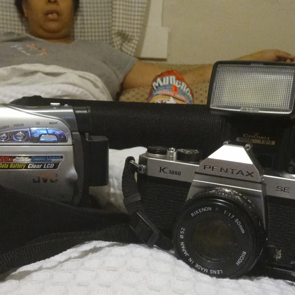 Im selling a K1ooo pentax se with a crown model t-816 flash and a jvc 800 digit